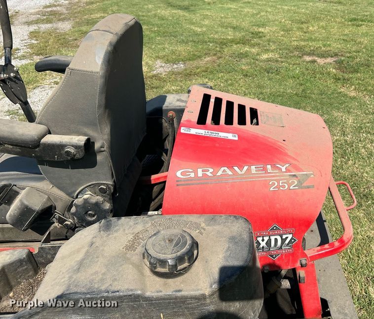 image for item LE9699 Gravely 252Z  ZTR lawn mower