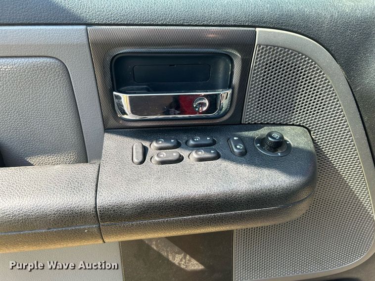 image for item LE9703 2004 Ford F150  SuperCrew pickup truck