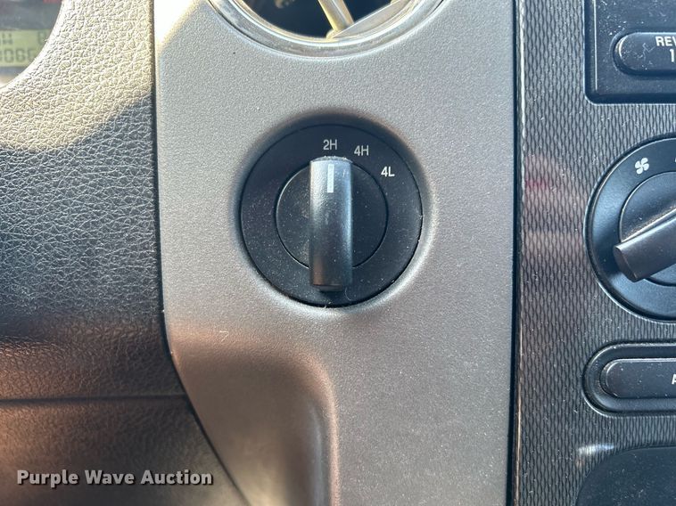 image for item LE9703 2004 Ford F150  SuperCrew pickup truck