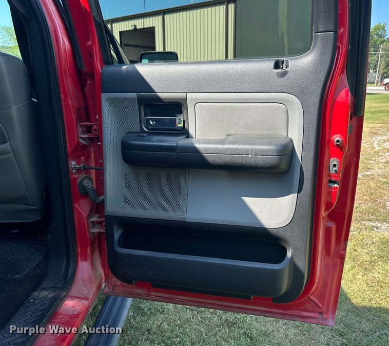 image for item LE9703 2004 Ford F150  SuperCrew pickup truck