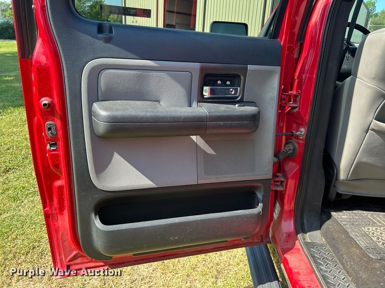 image for item LE9703 2004 Ford F150  SuperCrew pickup truck