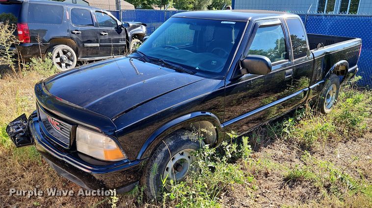 image for item LM9114 2000 GMC Sonoma  Ext. Cab pickup truck