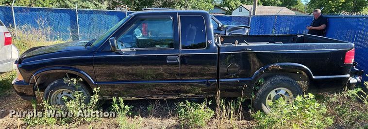 image for item LM9114 2000 GMC Sonoma  Ext. Cab pickup truck