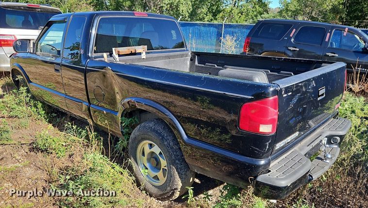 image for item LM9114 2000 GMC Sonoma  Ext. Cab pickup truck