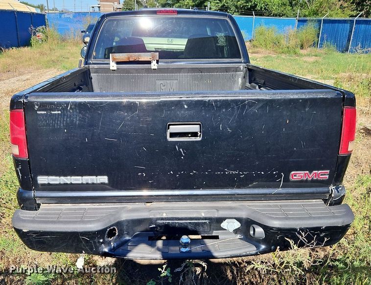 image for item LM9114 2000 GMC Sonoma  Ext. Cab pickup truck