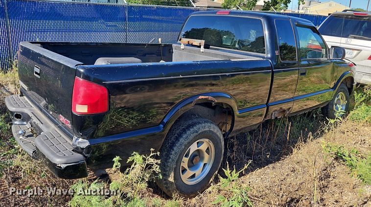 image for item LM9114 2000 GMC Sonoma  Ext. Cab pickup truck