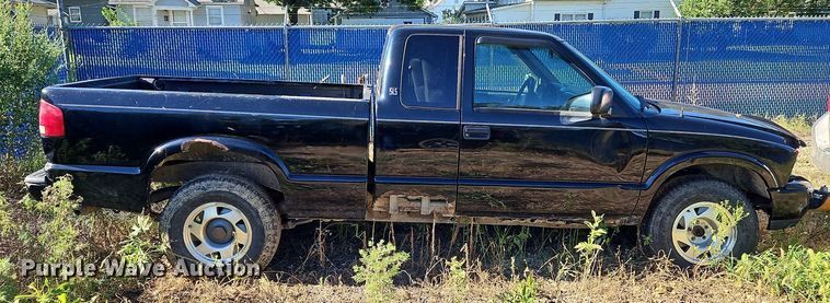 image for item LM9114 2000 GMC Sonoma  Ext. Cab pickup truck