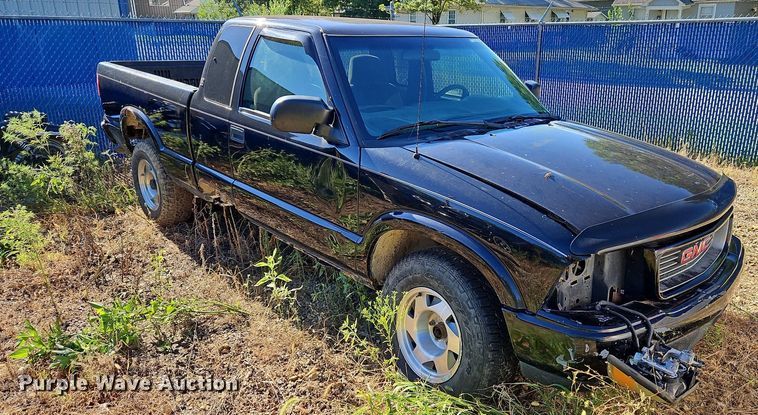 image for item LM9114 2000 GMC Sonoma  Ext. Cab pickup truck