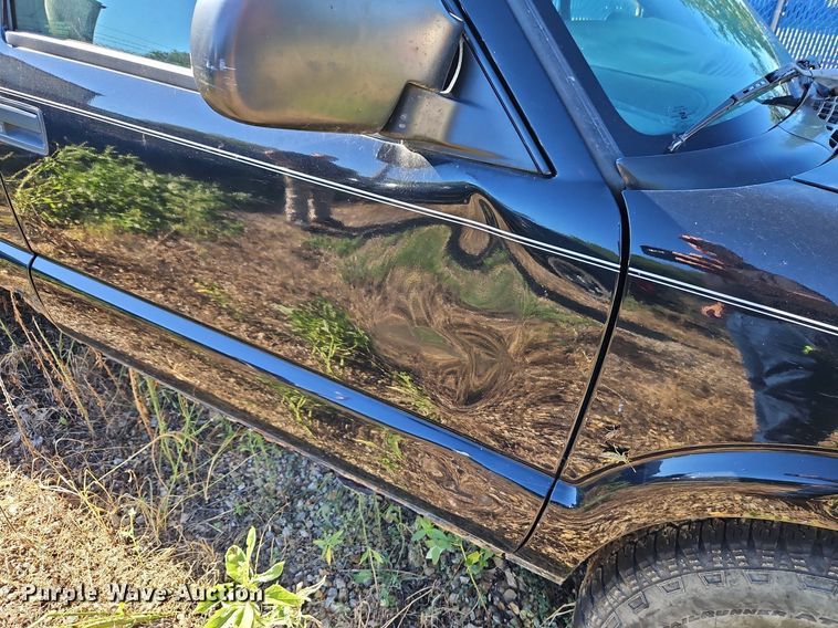 image for item LM9114 2000 GMC Sonoma  Ext. Cab pickup truck