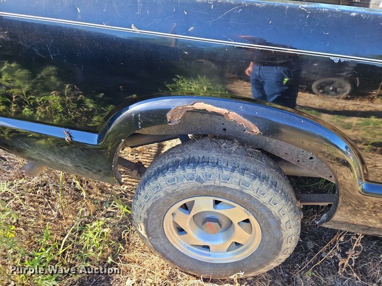 image for item LM9114 2000 GMC Sonoma  Ext. Cab pickup truck