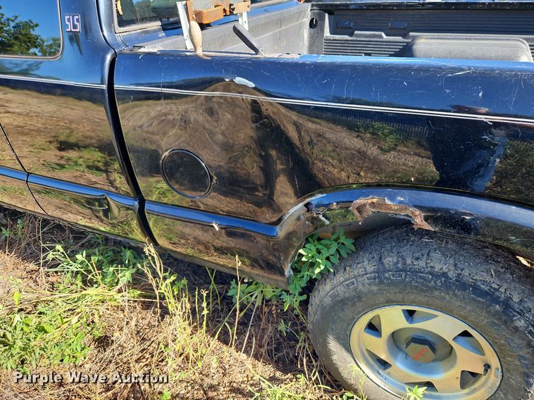 image for item LM9114 2000 GMC Sonoma  Ext. Cab pickup truck