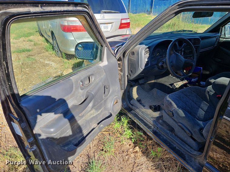 image for item LM9114 2000 GMC Sonoma  Ext. Cab pickup truck