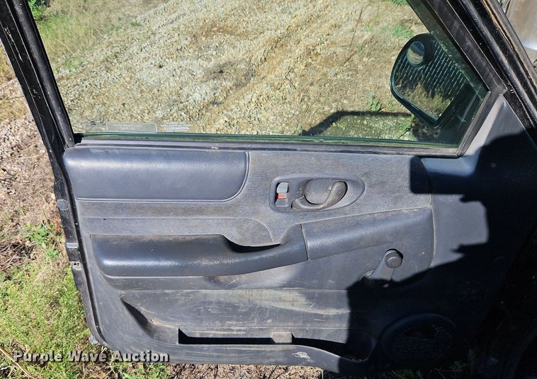 image for item LM9114 2000 GMC Sonoma  Ext. Cab pickup truck