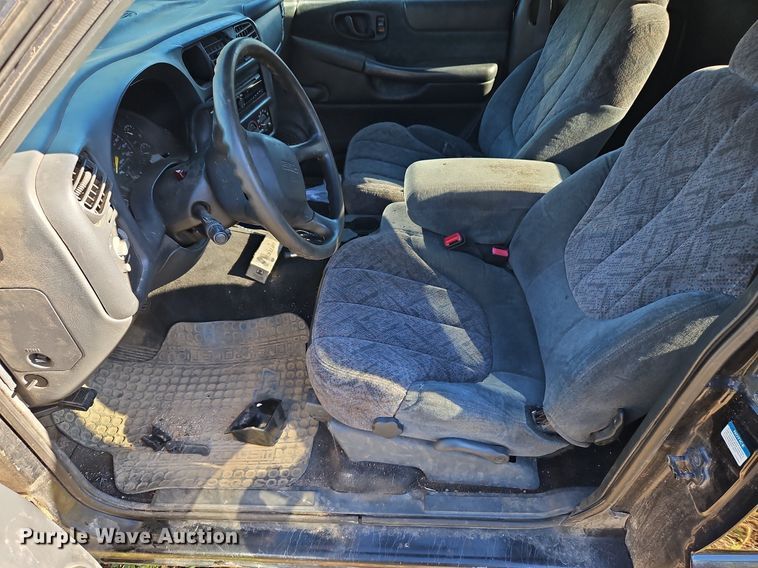 image for item LM9114 2000 GMC Sonoma  Ext. Cab pickup truck