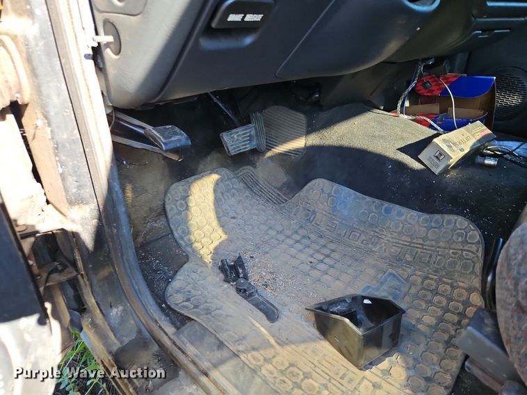 image for item LM9114 2000 GMC Sonoma  Ext. Cab pickup truck