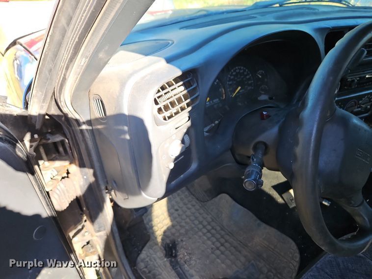 image for item LM9114 2000 GMC Sonoma  Ext. Cab pickup truck