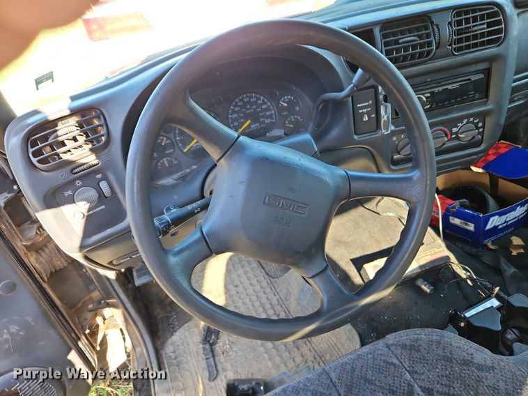 image for item LM9114 2000 GMC Sonoma  Ext. Cab pickup truck