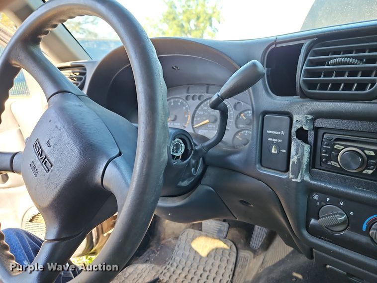 image for item LM9114 2000 GMC Sonoma  Ext. Cab pickup truck