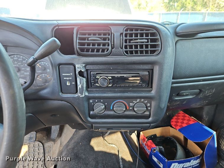 image for item LM9114 2000 GMC Sonoma  Ext. Cab pickup truck