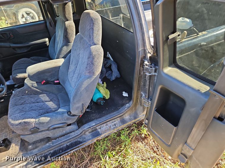 image for item LM9114 2000 GMC Sonoma  Ext. Cab pickup truck