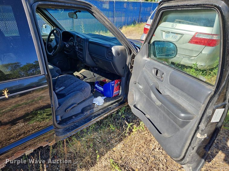 image for item LM9114 2000 GMC Sonoma  Ext. Cab pickup truck