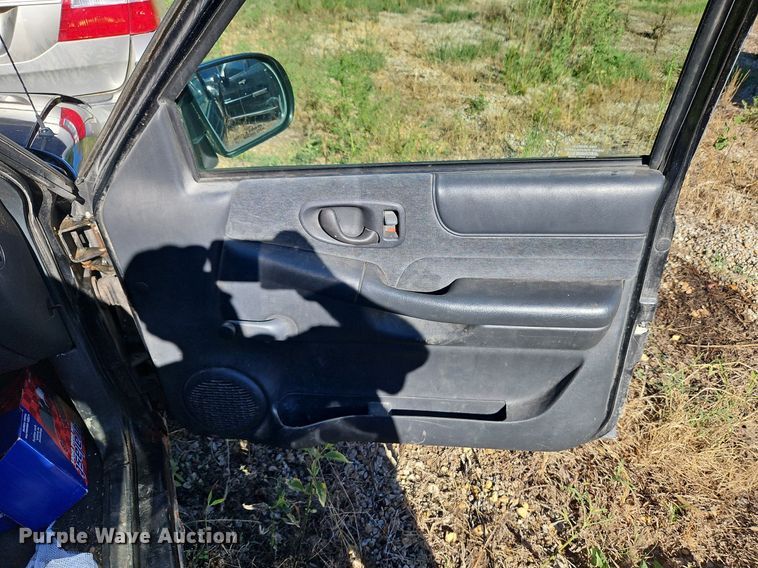 image for item LM9114 2000 GMC Sonoma  Ext. Cab pickup truck