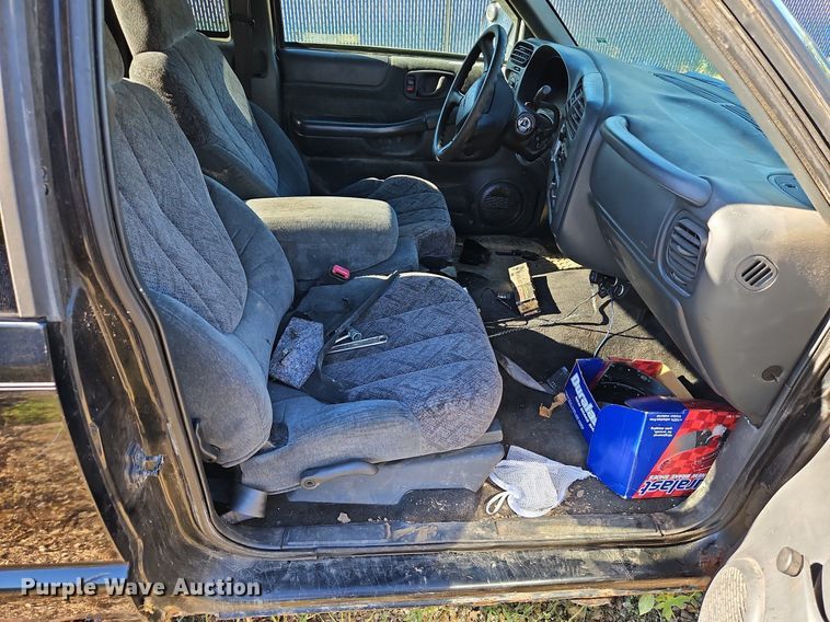 image for item LM9114 2000 GMC Sonoma  Ext. Cab pickup truck