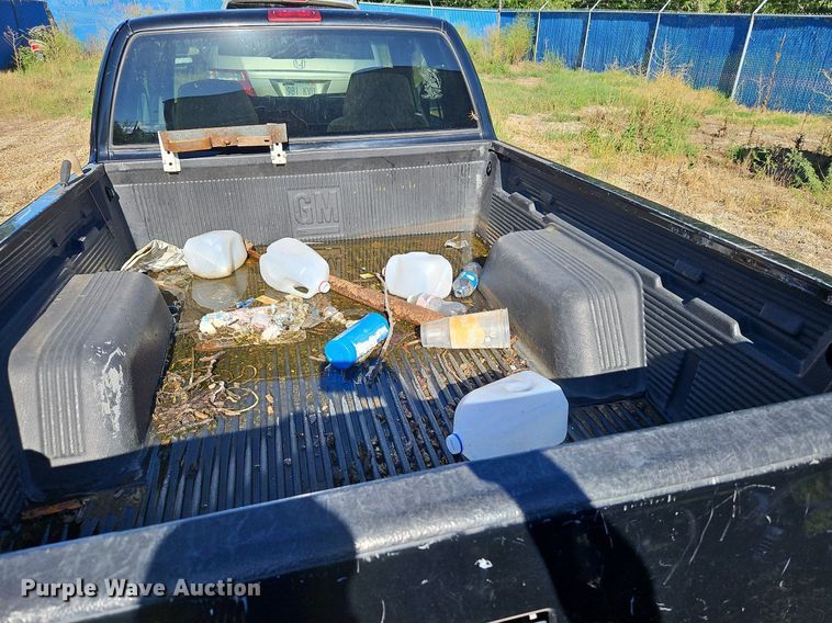 image for item LM9114 2000 GMC Sonoma  Ext. Cab pickup truck