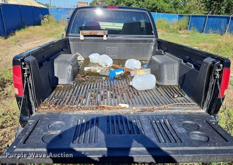 image for item LM9114 2000 GMC Sonoma  Ext. Cab pickup truck