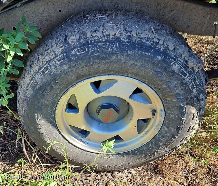 image for item LM9114 2000 GMC Sonoma  Ext. Cab pickup truck