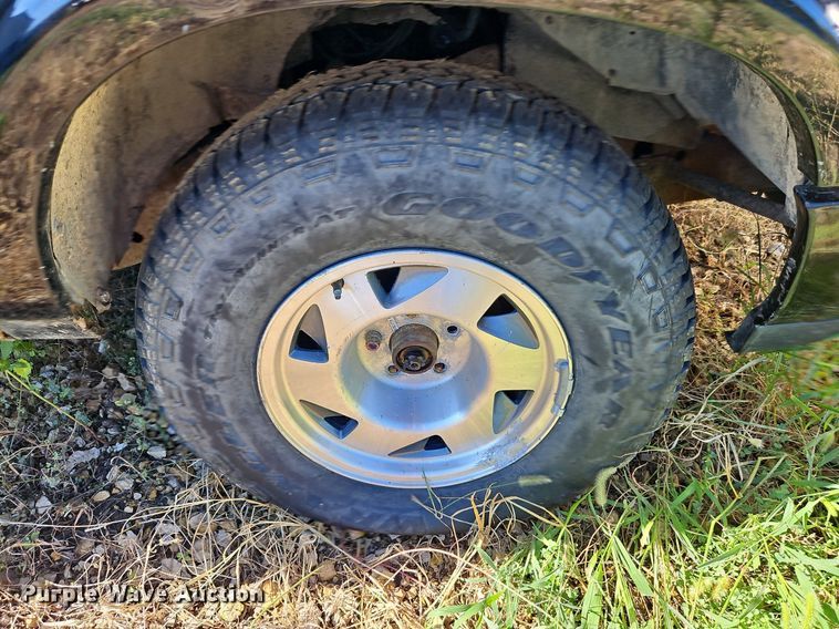 image for item LM9114 2000 GMC Sonoma  Ext. Cab pickup truck