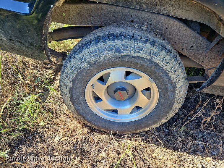 image for item LM9114 2000 GMC Sonoma  Ext. Cab pickup truck