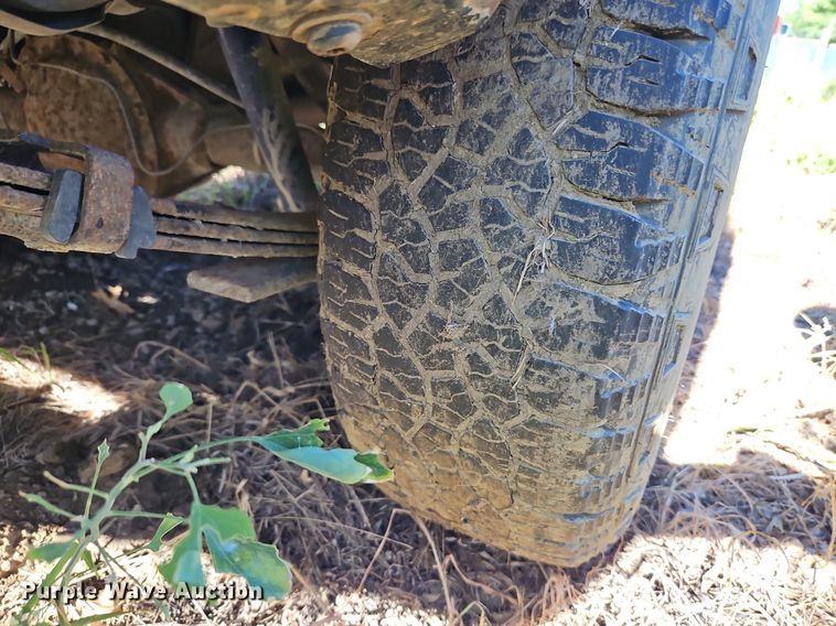 image for item LM9114 2000 GMC Sonoma  Ext. Cab pickup truck