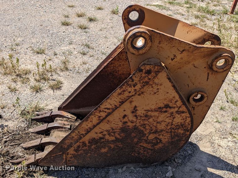 image for item LM9965 18"W backhoe bucket