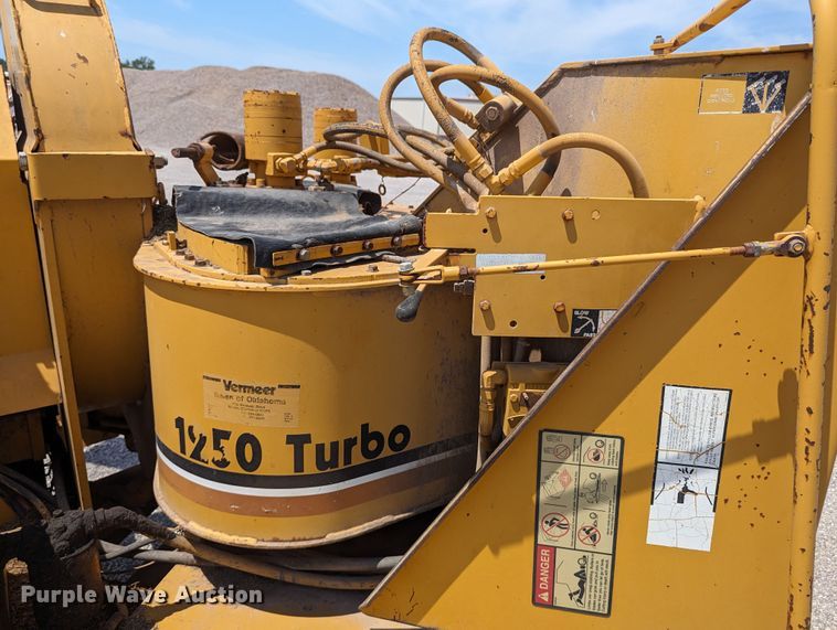 image for item LM9988 1992 Vermeer 1250BC  wood chipper