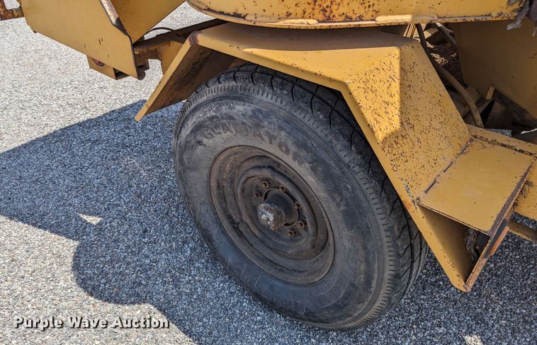 image for item LM9988 1992 Vermeer 1250BC  wood chipper