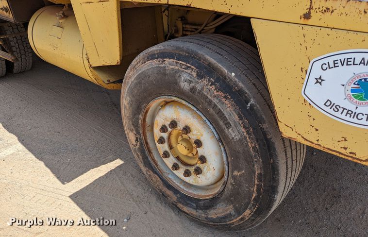 image for item LN9015 1994 Gradall XL4100  wheeled excavator