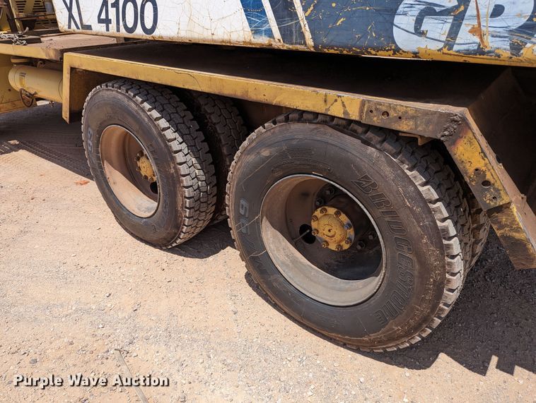 image for item LN9015 1994 Gradall XL4100  wheeled excavator