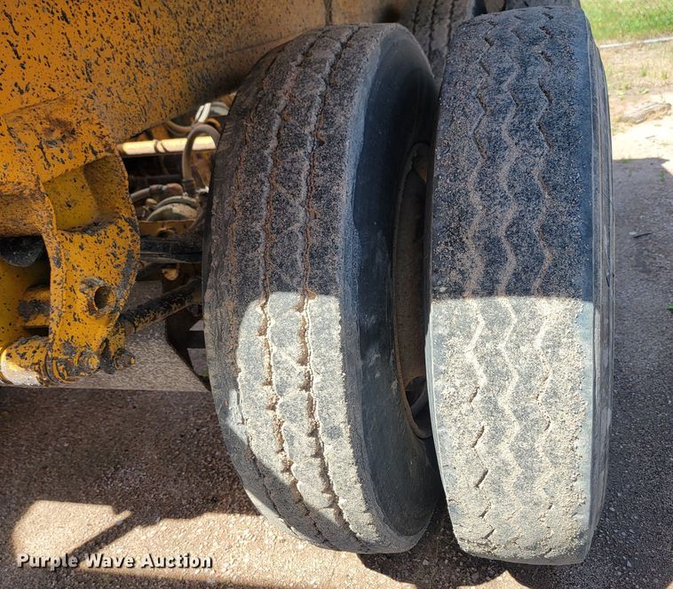 image for item LQ9048 2006 Load King  bottom dump trailer