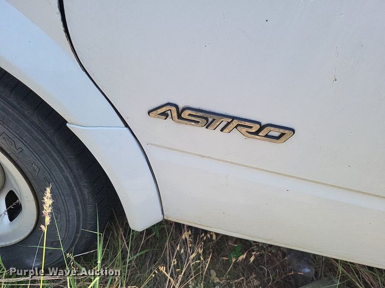 image for item LS9576 2002 Chevrolet Astro  van