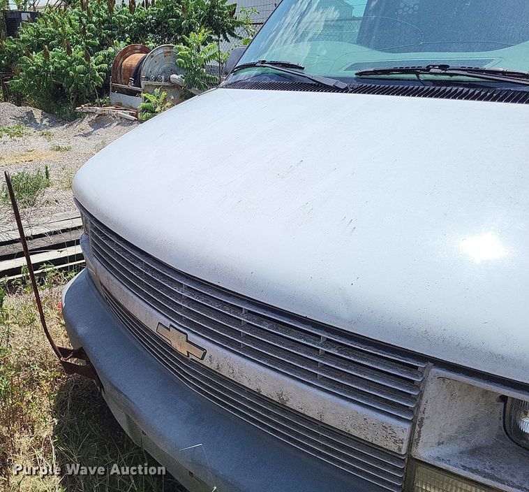 image for item LS9576 2002 Chevrolet Astro  van