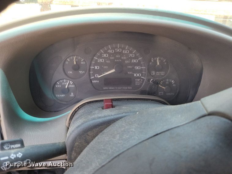 image for item LS9576 2002 Chevrolet Astro  van