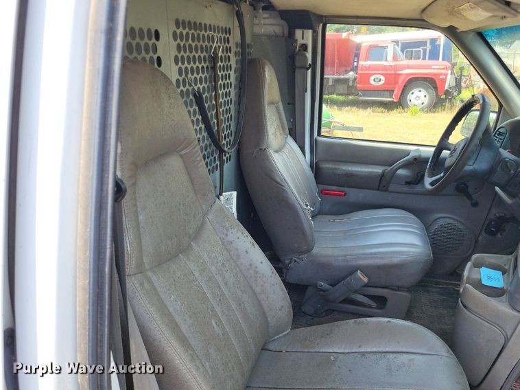 image for item LS9576 2002 Chevrolet Astro  van