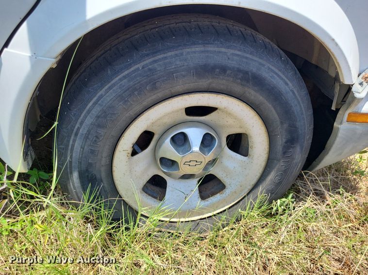 image for item LS9576 2002 Chevrolet Astro  van