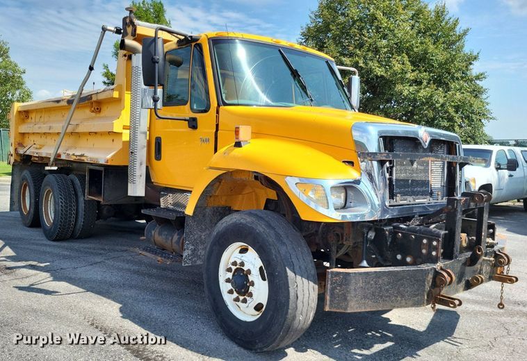 image for item LS9632 2006 International 7400  dump truck