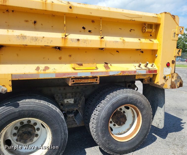 image for item LS9632 2006 International 7400  dump truck