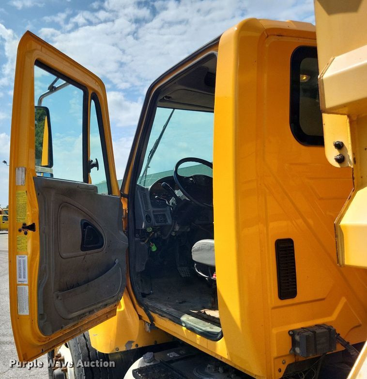 image for item LS9632 2006 International 7400  dump truck