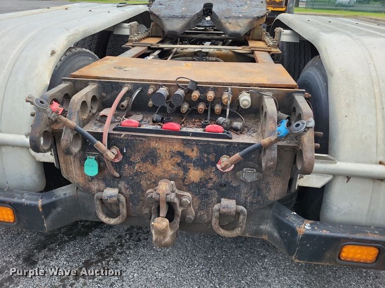 image for item LS9633 2011 International WorkStar 7600  semi truck