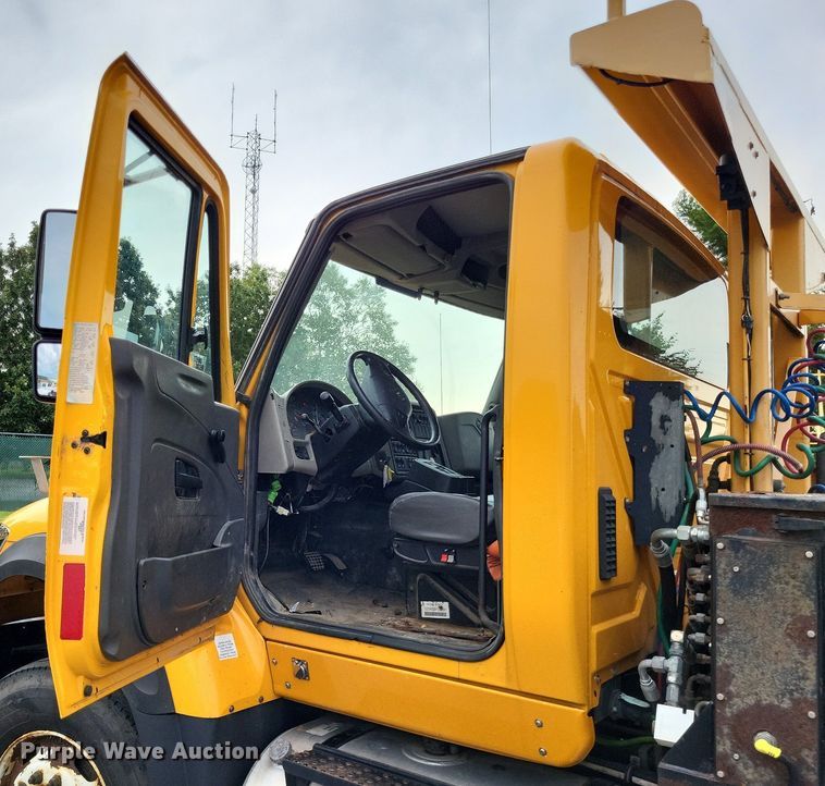 image for item LS9633 2011 International WorkStar 7600  semi truck