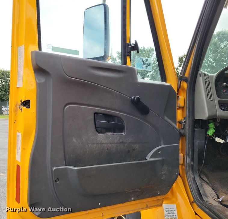 image for item LS9633 2011 International WorkStar 7600  semi truck